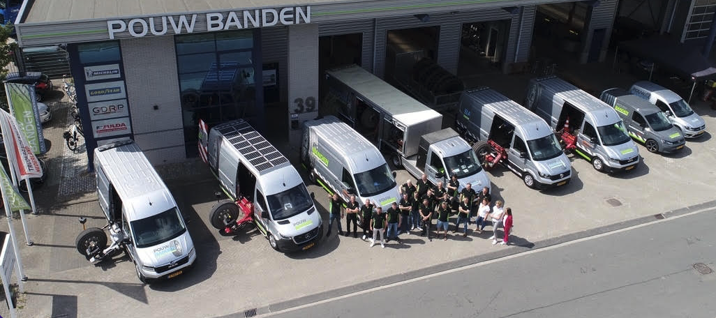 de trotse medewerkers van pouw banden